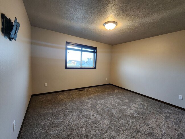 Building Photo - Modern 4bed/4bath near Jefferson Highschool