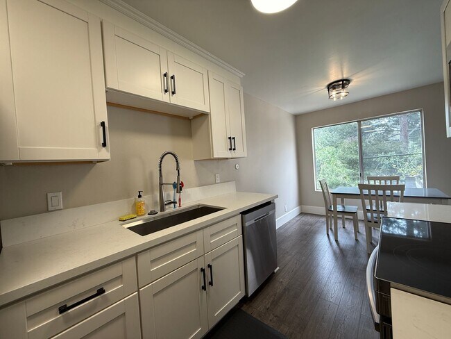 Building Photo - Recently Remodeled Condo in Villa La Jolla...