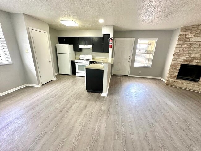 Building Photo - 9808 Roxanna Dr
