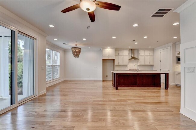 Building Photo - 341 Bailey Walk