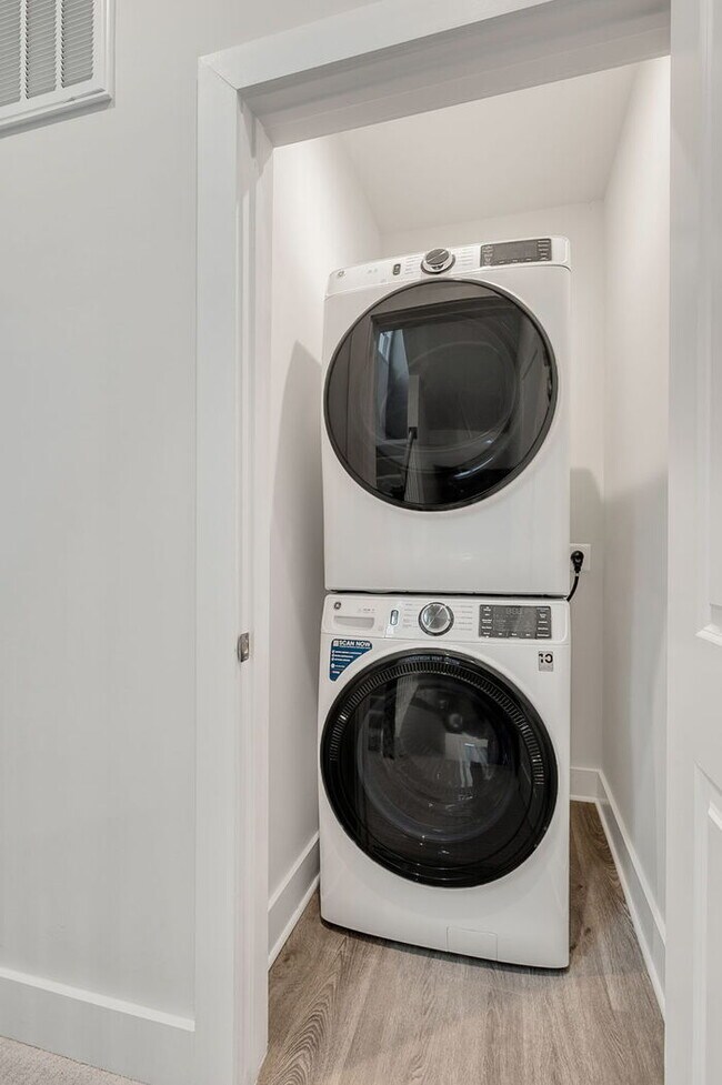 Building Photo - Expansive 3-Bedroom Condo featuring 2.5 Bathrooms and 2,345 Sq. Ft. of Comfort in Richmond!