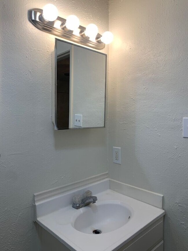 Building Photo - Move in ready! 3 Bedroom, 2 Full Bath Home...