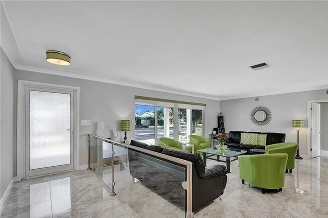 Building Photo - 2830 NE 55th St