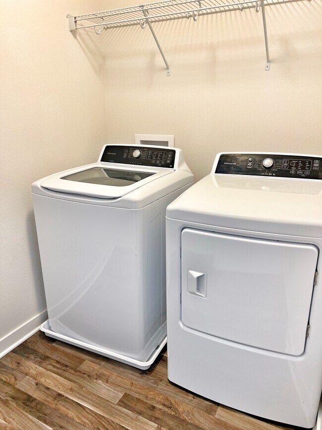 Building Photo - 327 NE Otter Dr