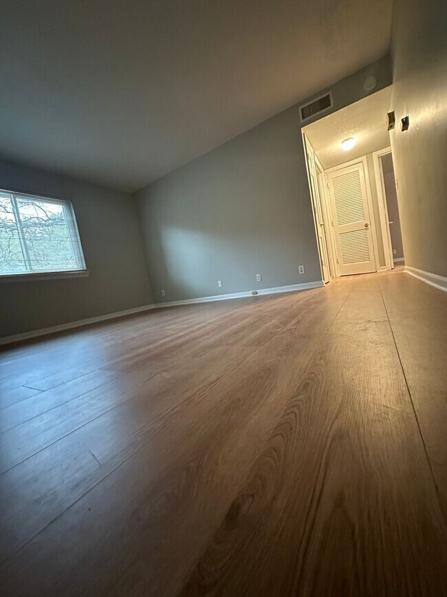 Building Photo - 3340 Pinewood Ave