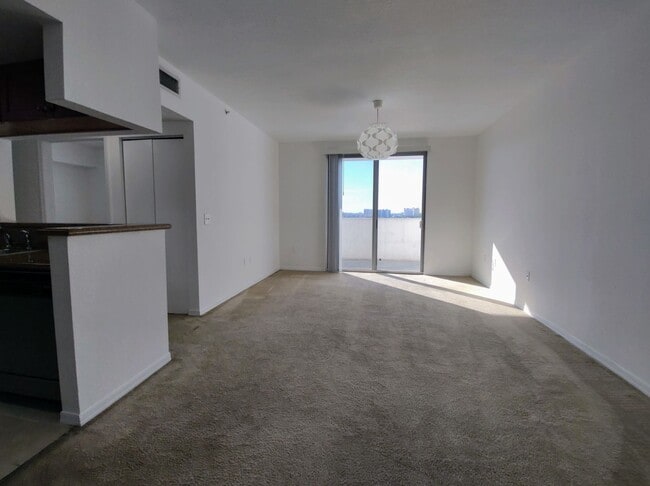 Building Photo - Modern 1BR/1BA Condo with Stainless Steel Appliances – Downtown Miami