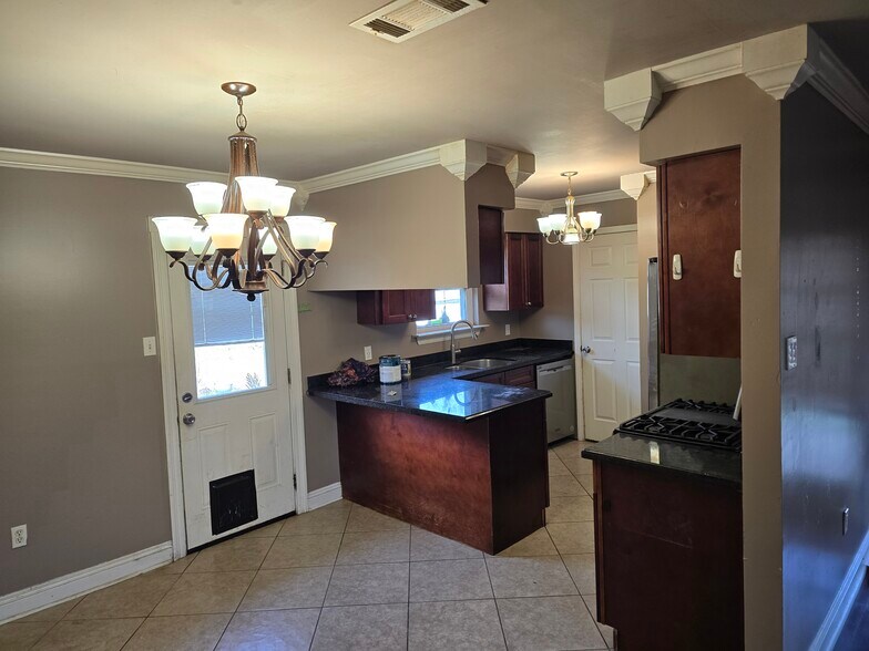 Building Photo - 20 Woodchase Ct