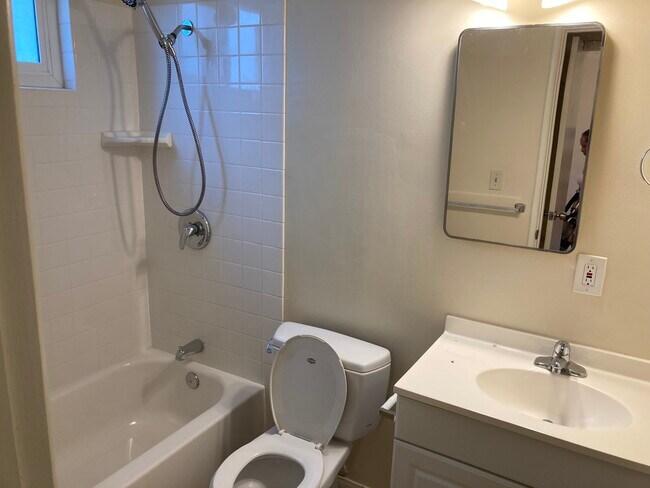 Building Photo - 121 N West St