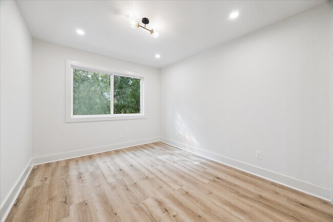 Building Photo - 201 Vanderpool Ln