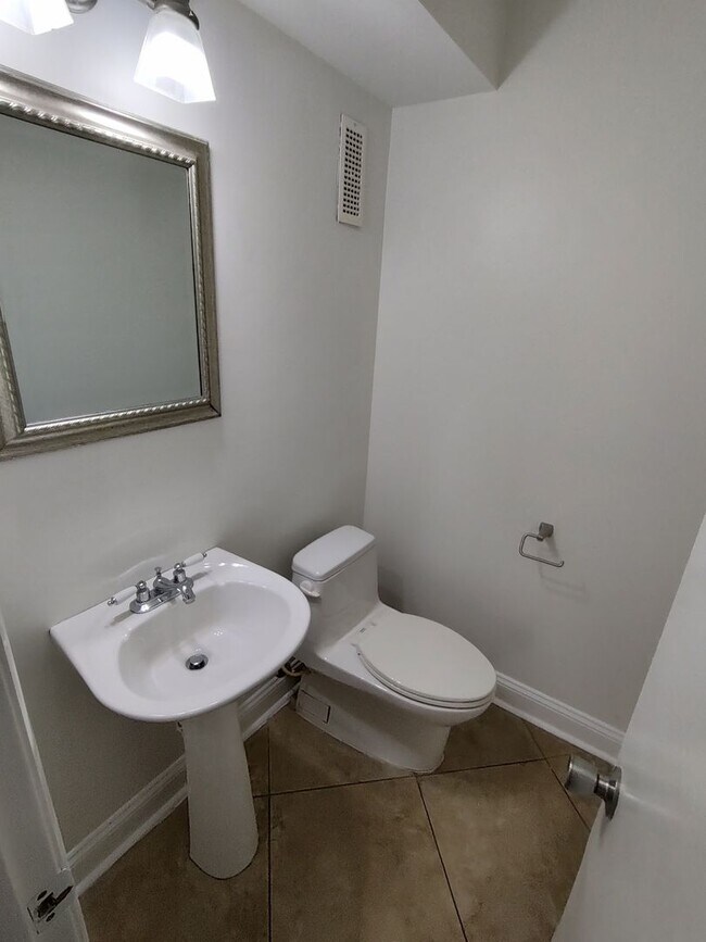 Building Photo - 2-Story Townhome WALKING DISTANCE TO THE BEACH! COMMUNITY POOL!