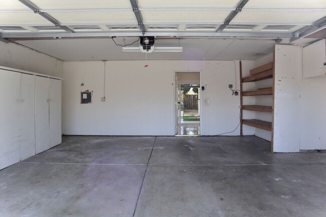 Building Photo - 3-bedroom home located in Union City! – Sp...