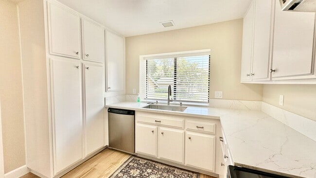 Building Photo - Fully Remodeled Upper Unit Condo in the De...