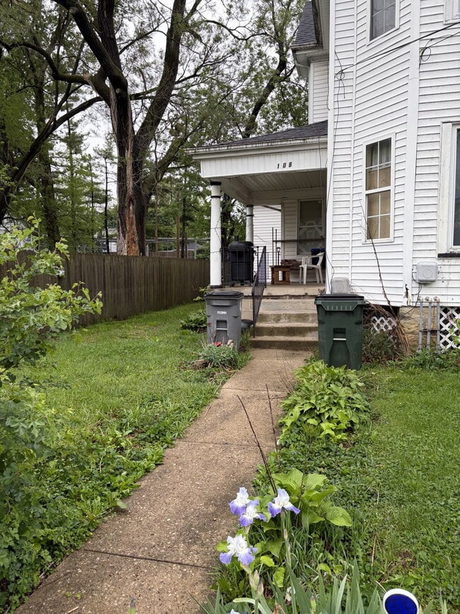 Building Photo - Welcome Home to Your Charming 2-Bedroom Apartment in Troy!