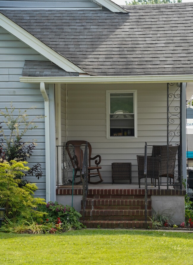 Quiet porch - 27 Bayview Ave