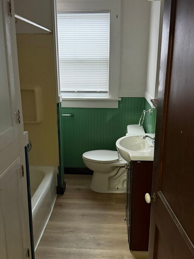 Building Photo - 1201 SW Garfield Ave