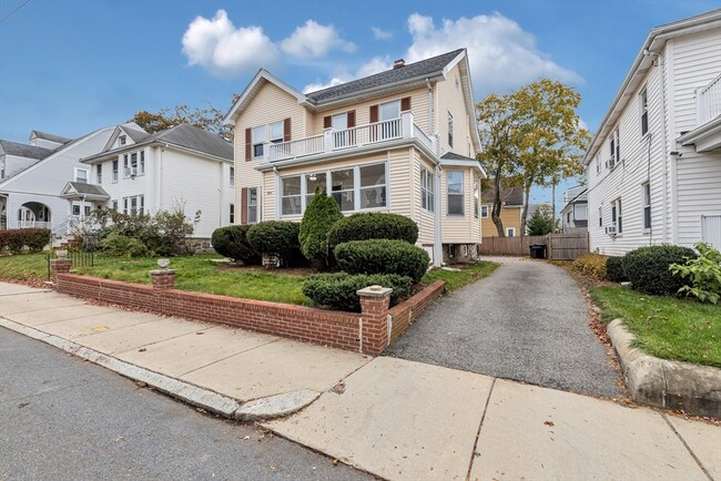 Building Photo - 204 Maple St