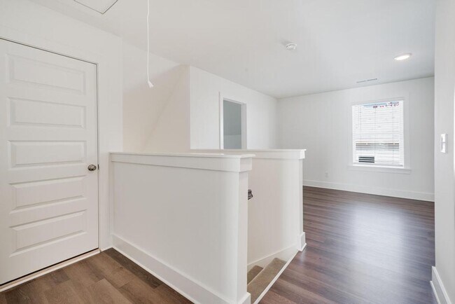 Building Photo - Primary suite on main level, bonus loft space upstairs!