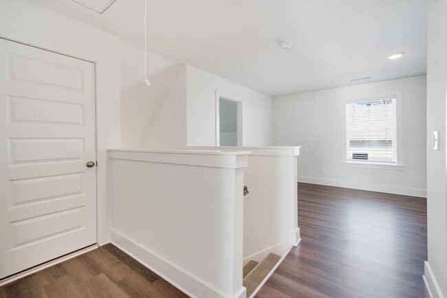 Building Photo - Primary suite on main level with bonus loft upstairs!