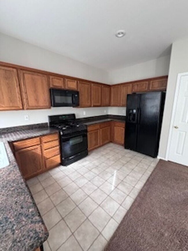 Building Photo - 3Bed/2.5Bath/2Car Residence located in North Las Vegas gated community!