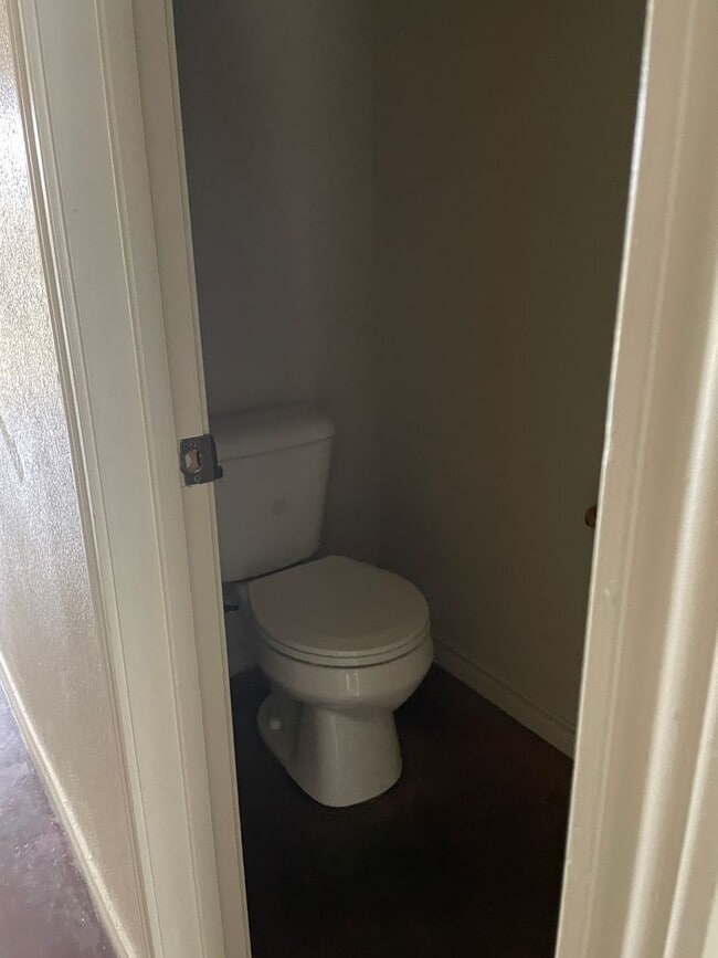 Building Photo - 2 story town house! 3 bed 2.5 bath