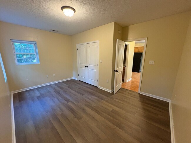 Building Photo - Spacious 2 bedroom 1 bath basement level apartment