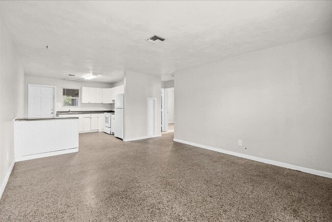 Building Photo - 2 Bedroom 1 Bath Duplex