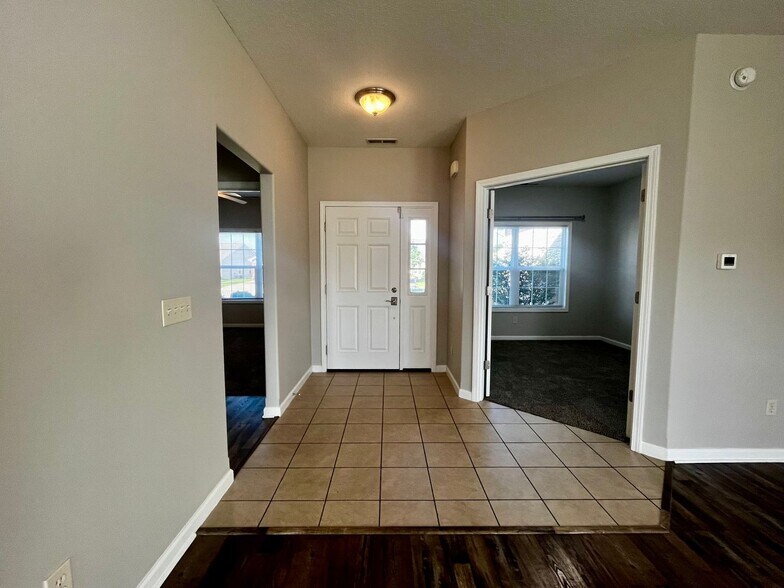 Building Photo - 11013 Calera Passage