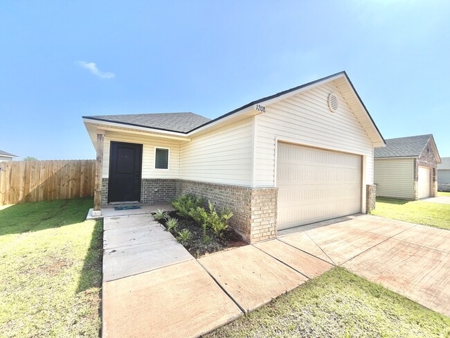 Primary Photo - 1208 Clydesdale Dr