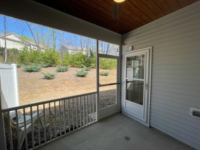 Building Photo - MOVE IN READY! Amazing end-unit townhome