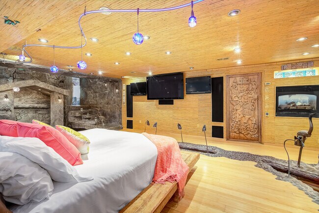 Building Photo - 8280 Queen St