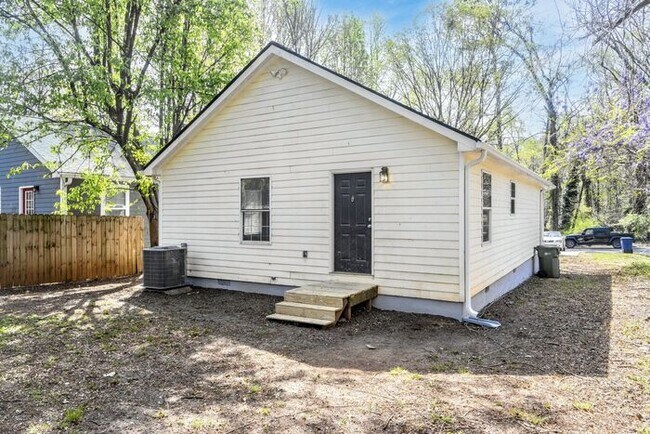 Building Photo - **Cozy 3 Bedroom 2 Bathroom home in Atlant...