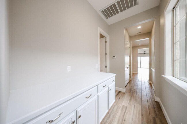 Building Photo - 1424 E Pedro Rd