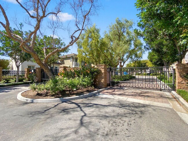 Building Photo - 2 Master Suites - 2 car garage - Townhome