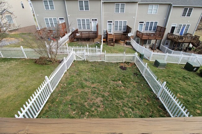 Building Photo - 3 story townhome with fenced in yard for rent in Taylor Springs