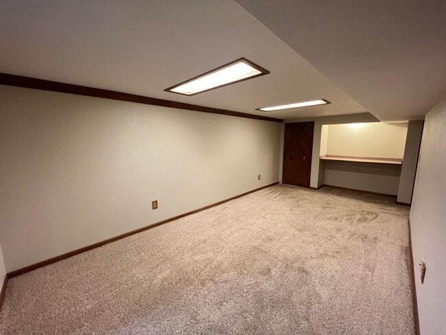 Building Photo - 5 bedroom 3 bathroom home for rent