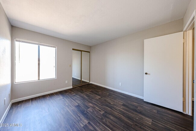 Building Photo - 747 S Ext Rd