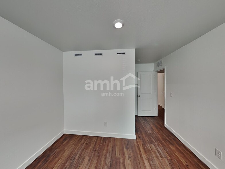 Building Photo - 2124 W Alicia Dr