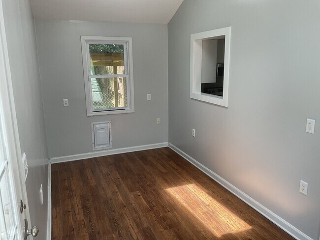 Building Photo - "Charming 3-Bedroom Haven with 2 Full Bath...