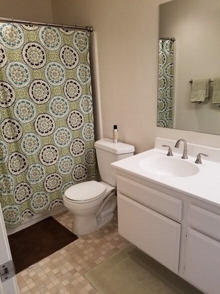 Upstairs bathroom for 2nd and 3rd bedroo - 8830 Via Andar