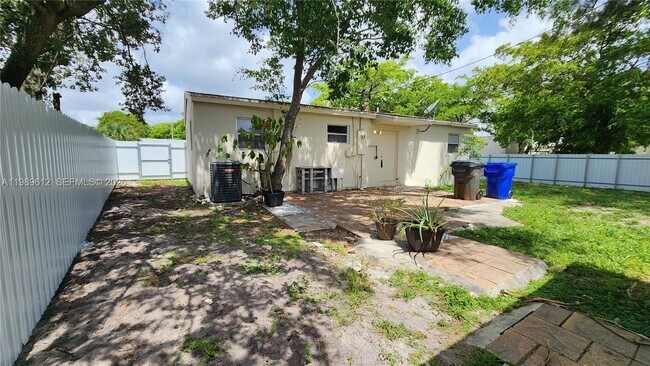 Building Photo - 841 N 69th Terrace