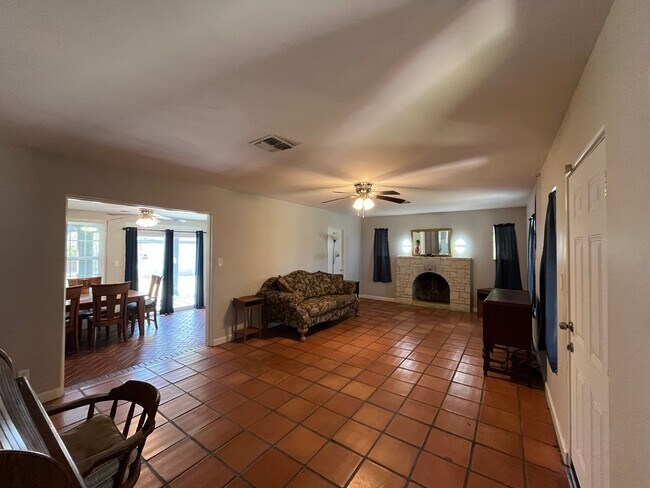 Building Photo - House with Back Apartment in Alameda Estat...