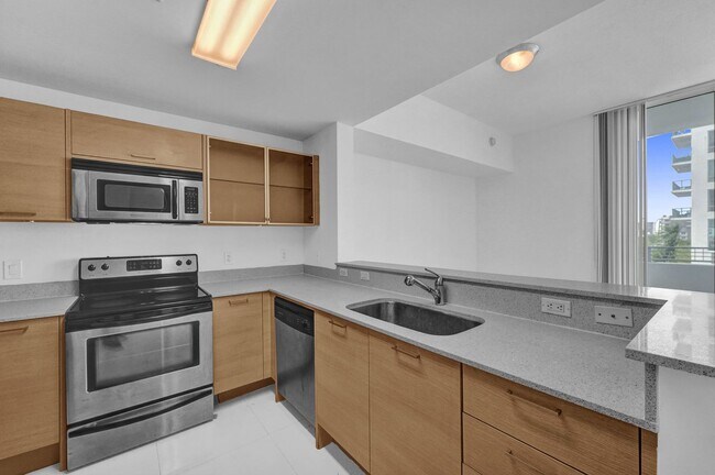 Building Photo - 1 bedroom and 1 bath condo located east side of Biscayne Blvd Miami Florida