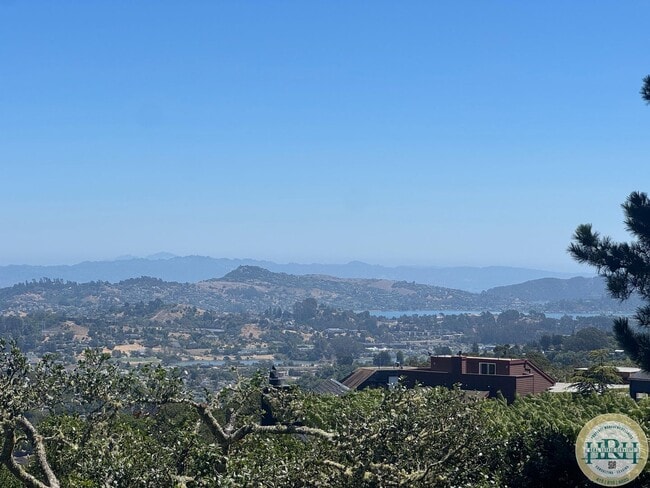 Building Photo - Tranquil & Sun Drenched 3BR|3BR in Heart o...