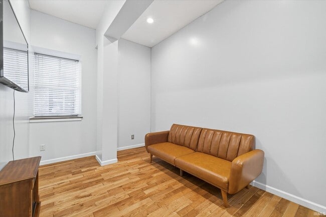 Building Photo - 2 bed, 2 bath Downtown Bloomington