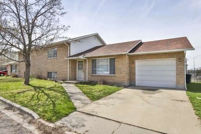 Primary Photo - 3 Bedroom / 2 Bath Home in Bountiful!