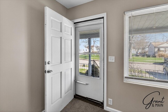 Building Photo - $1250 2 bedroom bungalow