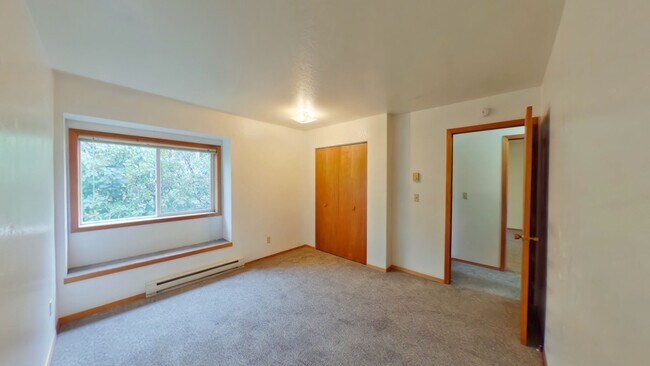Building Photo - 2 Bed with Carport! Walk to MSU! Pet Frien...