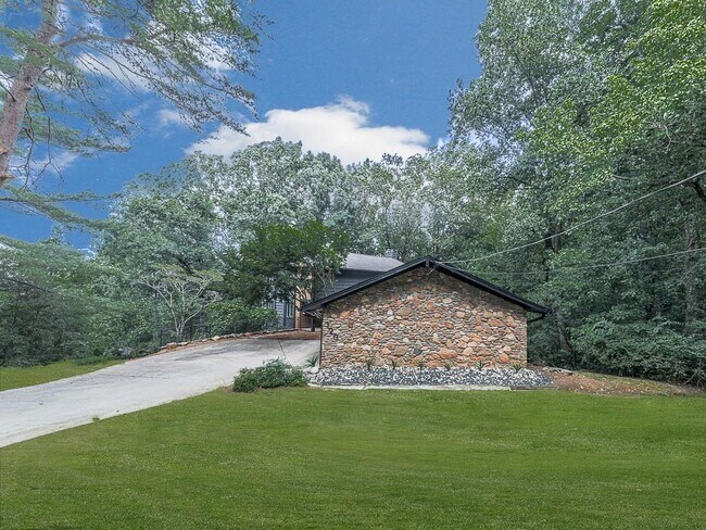 Building Photo - 120 Huntcliff Point NE