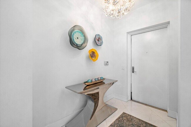 Building Photo - 2640 Lake Shore Dr