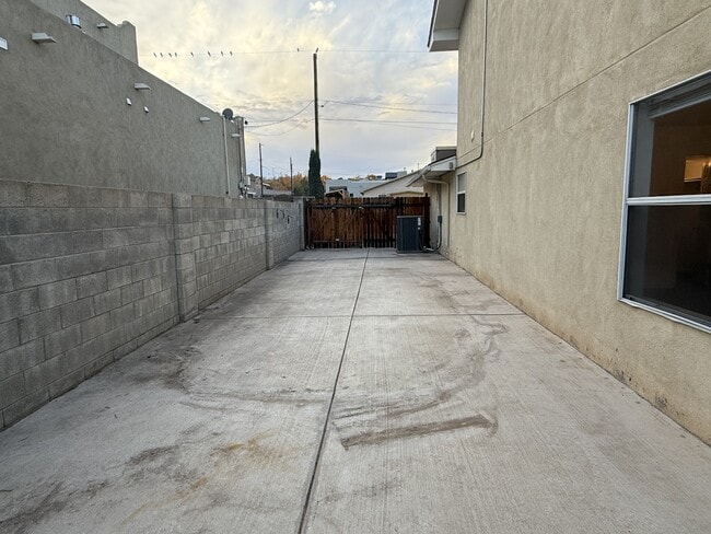 Building Photo - 10538 Olympic St NW